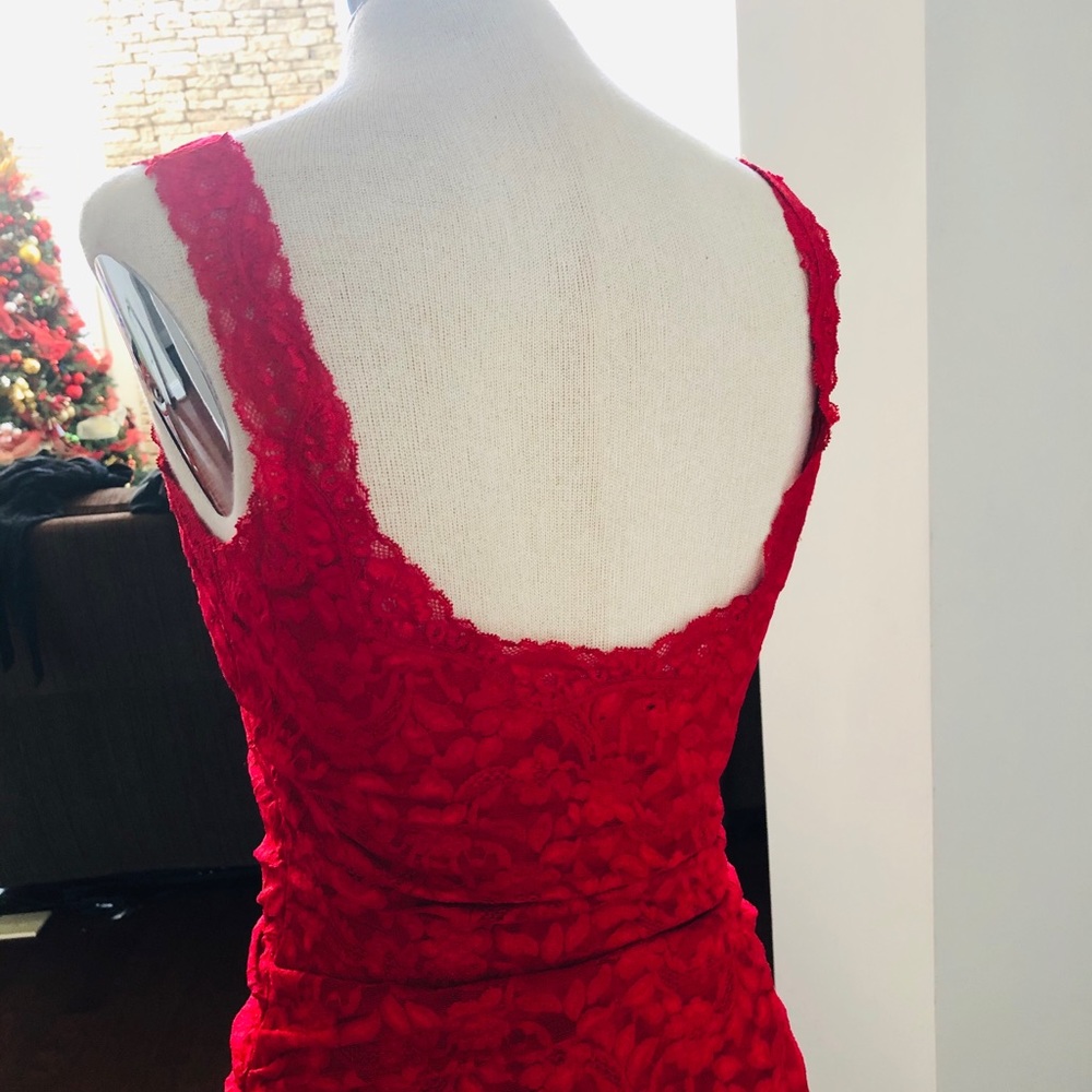 GORGEOUS FIGURE HUGGING DRESS - Picture 3 of 6